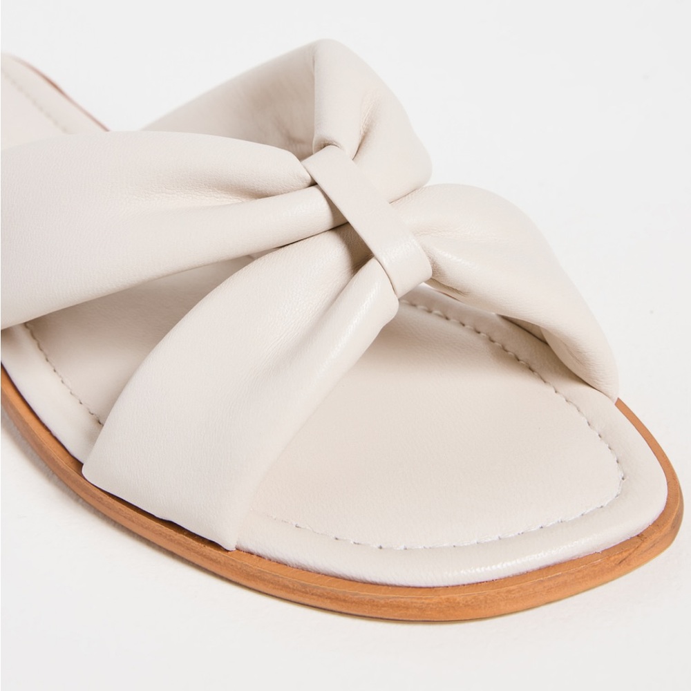 NWT Schutz Fairy Sandals 8.5 New Cream Off White Cushion Neutral Flip flops